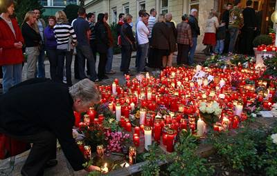 Lid pokldaj svky a stoj ve front, aby do knihy zapsali kondolenci.